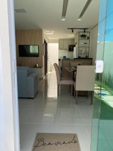 Casa Completa com piscina, 800m da praia de Jauá的厨房或小厨房