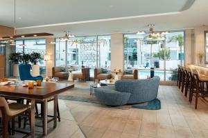 圣巴巴拉圣巴巴拉市中心拉金塔旅馆的一间带桌椅的用餐室和一间餐厅
