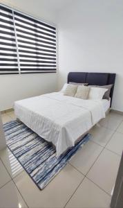 加影Fatih Amani Guesthouse with Playstation PS3的卧室配有一张带白色床单的大床和窗户。