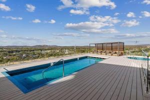 Harrison2BR@Luxury&Stylish Top Floor Apt,Pool,Parking,View的房屋甲板上的游泳池