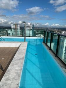 累西腓Flat localizado a 200m Shopping Recife, bem Perto da Praia de Boa Viagem e com Wi-Fi 400Mbps的建筑物屋顶上的游泳池
