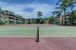 希尔顿黑德岛Classy & comfortable condo!的网球场和网球拍
