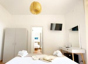 伊斯基亚Villa Bina Sea Hotel的白色的客房配有两张床和镜子