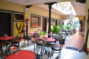 奇南德加Hotel Los Balcones de Chinandega的一间在房间内配有桌椅的餐厅