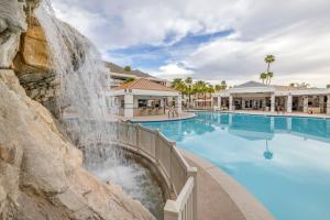 棕榈泉钻石度假村棕榈峡谷度假酒店的瀑布和游泳池
