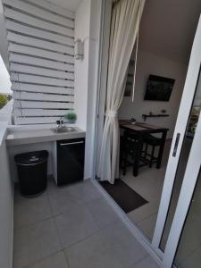 里奥阿托Playa Blanca SC的一间带水槽的浴室和一张带窗户的桌子
