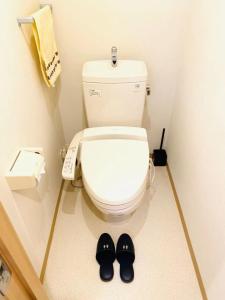 KokubunjiMarvelous Kokubunji - Vacation STAY 80468v的浴室设有卫生间、电话和一双拖鞋