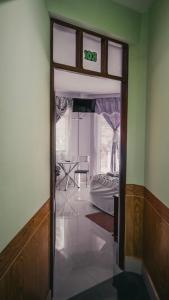 图皮萨El Grano De Oro Hotel的通往卧室的房间的门