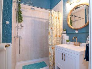 新奥尔良Historic Victorian Studio Near City Park NOMA Bayou St John的带淋浴、盥洗盆和镜子的浴室