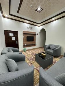 泰布克شموع المروج للوحدات الفندقية的客厅配有2张沙发和1台平面电视