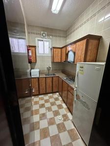 泰布克شموع المروج للوحدات الفندقية的带冰箱的厨房和瓷砖地板。