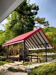 昆达桑KUNDASANG MOUNT GARDEN的红色和白色屋顶野餐棚