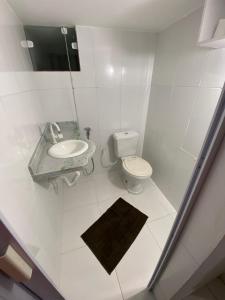 安格拉杜斯雷斯THE BROTHERS的白色的浴室设有卫生间和水槽。