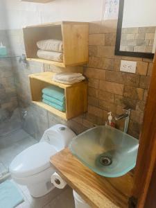 CabuyaVillas Cabuya Beach & Jungle的浴室配有盥洗盆、卫生间和毛巾。