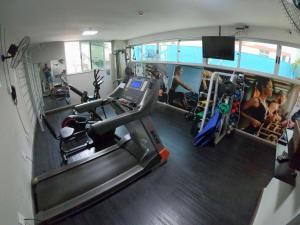 瓦拉达里斯州长市TH Flats Governador Valadares的健身房的顶部景观,设有跑步机