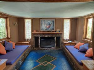 AlcoguazCASAS AMANCAY - Alcohuaz的客厅设有两张沙发和一个壁炉
