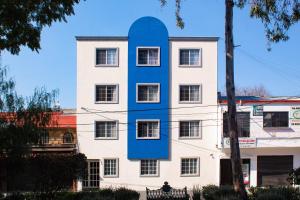 墨西哥城La Casa Azul (Zona de Hospitales)的一座蓝色立方体的建筑
