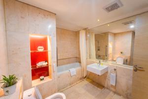 巴厘巴板巴厘岛卡帕潘伽特拉大酒店的带浴缸、盥洗盆和卫生间的浴室