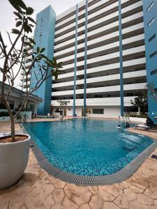 马六甲2 Bedroom Mutiara Melaka Beach Seaview with Netflix, Wifi, Corner Unit Level 7 Extra Privacy的大楼前的大型游泳池