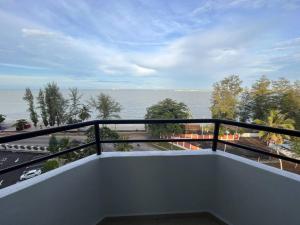 马六甲2 Bedroom Mutiara Melaka Beach Seaview with Netflix, Wifi, Corner Unit Level 7 Extra Privacy的阳台享有大楼的海景。