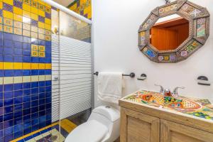 莱昂Hostería Casa Miranda Marquez的一间带卫生间、水槽和镜子的浴室