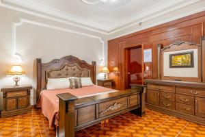 莱昂Hostería Casa Miranda Marquez的一间卧室设有一张大床和两个床头柜