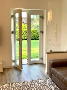 加尔达Guest Martilla Luxury & Garden的客厅设有滑动玻璃门和沙发
