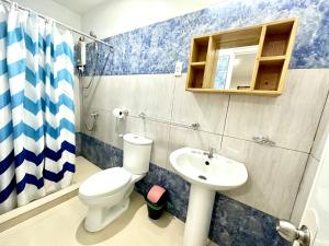 莫阿尔博阿Beyond Island的一间带卫生间和水槽的浴室