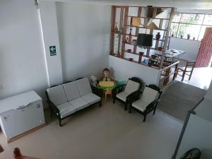 YurimaguasMajestic Mical的一间空客厅,配有桌椅