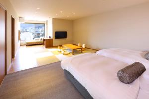 诹访市Suwakoen的酒店客房设有两张床和电视。