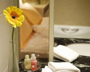 香港香港丽悦酒店的花瓶里黄花,紧靠着浴室镜子