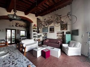 费拉约港Eroico sul Mare的客厅的壁挂式自行车