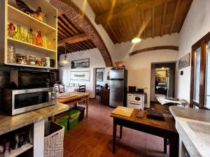 费拉约港Eroico sul Mare的厨房配有桌子和台面