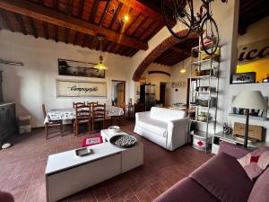 费拉约港Eroico sul Mare的客厅配有沙发和桌子