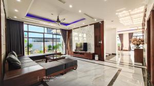 下龙湾Chuỗi Villa FLC (4 Ngủ, 5 Ngủ, 6 Ngủ)的带沙发和平面电视的客厅