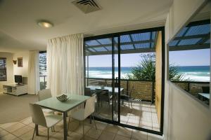 库鲁姆海滩库拉姆海滩度假酒店的客厅配有桌子,享有海景