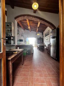 费拉约港Eroico sul Mare的大型厨房配有大冰箱和桌子