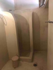 迈伊斯蒂Kastellorizo- Entire Traditional House的一间小浴室,内设卫生间