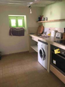 迈伊斯蒂Kastellorizo- Entire Traditional House的厨房配有洗衣机和洗衣机。