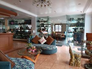 碧瑶金松酒店的客厅配有沙发和桌子