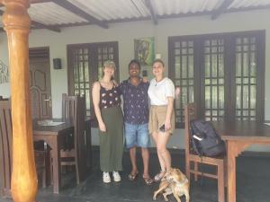 维勒珀图Wilpattu homestay by Ceylon group的一群三人站在一间狗房里
