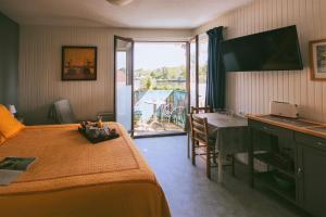 圣保罗莱达莱斯阿加西亚斯酒店的一间卧室配有一张床和一张桌子