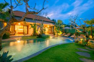 乌布Govala Ubud Villas & SPA的房屋前带游泳池的后院