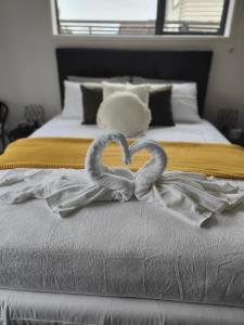奥克兰Quality Stay Private Guest Room in Auckland的床上的心灵装饰