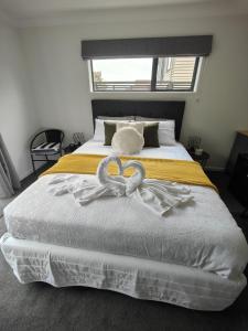 奥克兰Quality Stay Private Guest Room in Auckland的一间卧室,配有一张两心床