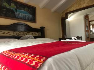 科万Hotel Boutique Casa José的一间卧室配有一张床铺,床上铺有红色毯子