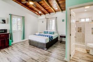 库尔克岛DV 3 at DV Cabanas Gold Standard Certified的一间卧室设有一张床和一间浴室。