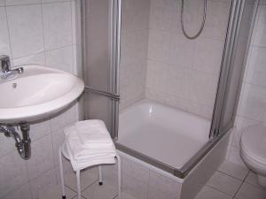 奥泊维森塔尔祖穆埃尔滕布劳豪斯酒店的带淋浴、盥洗盆和卫生间的浴室