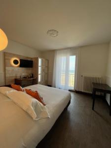 圣马洛Alba hotel的卧室设有一张白色大床和一扇窗户。
