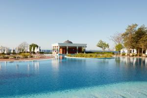 阳光海滩Dreams Sunny Beach Resort and Spa - Premium All Inclusive的大楼前的大水池